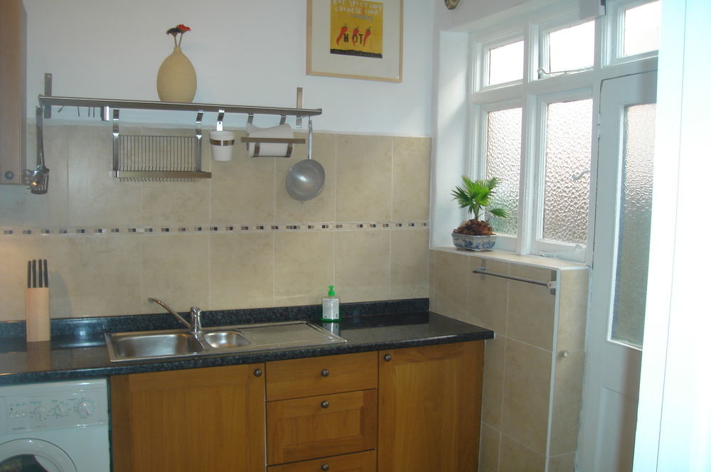 Lovely Garden Apartment In Wimbledon Town Centre With Private Parking By Wimbledon Holiday Lets London Exterior photo