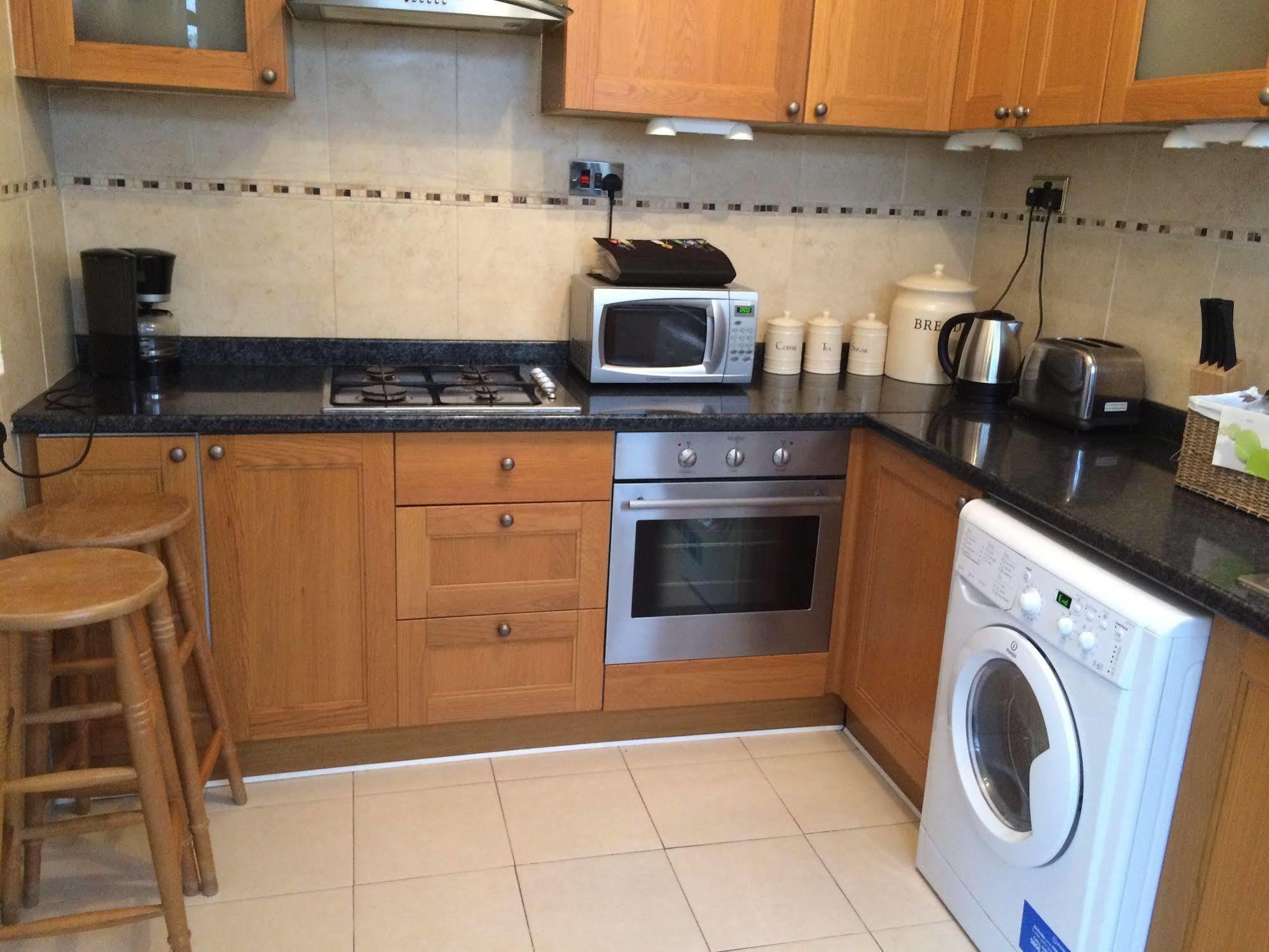 Lovely Garden Apartment In Wimbledon Town Centre With Private Parking By Wimbledon Holiday Lets London Exterior photo